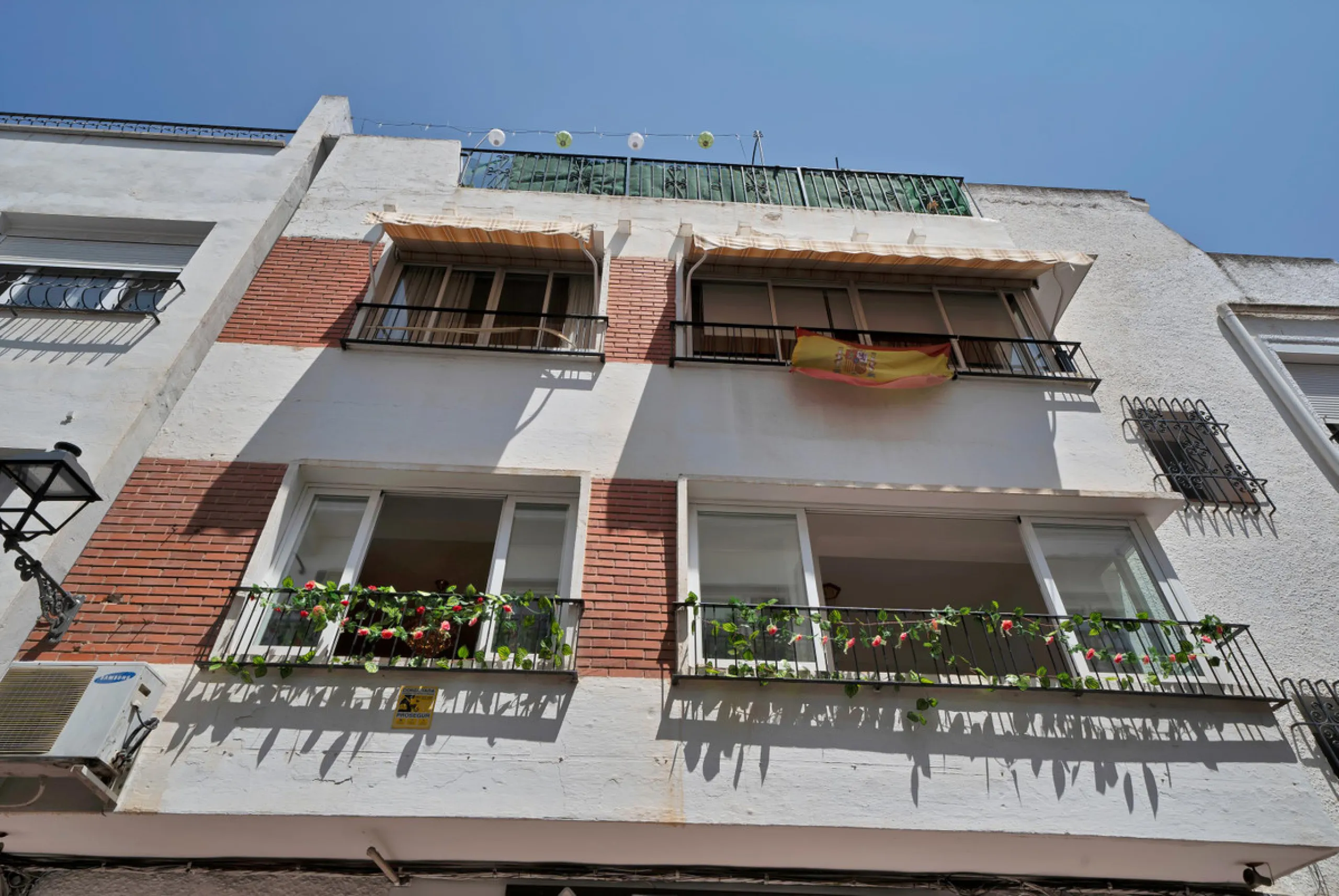 Located between the Old Town and the main avenue in central Marbella, and just 300 metres from the beach, we present this spacious property, brimming with Andalusian charm and offering enormous potential for renovation.