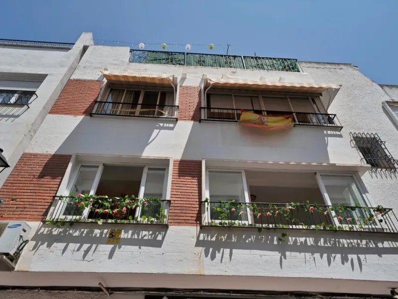 Located between the Old Town and the main avenue in central Marbella, and just 300 metres from the beach, we present this spacious property, brimming with Andalusian charm and offering enormous potential for renovation.