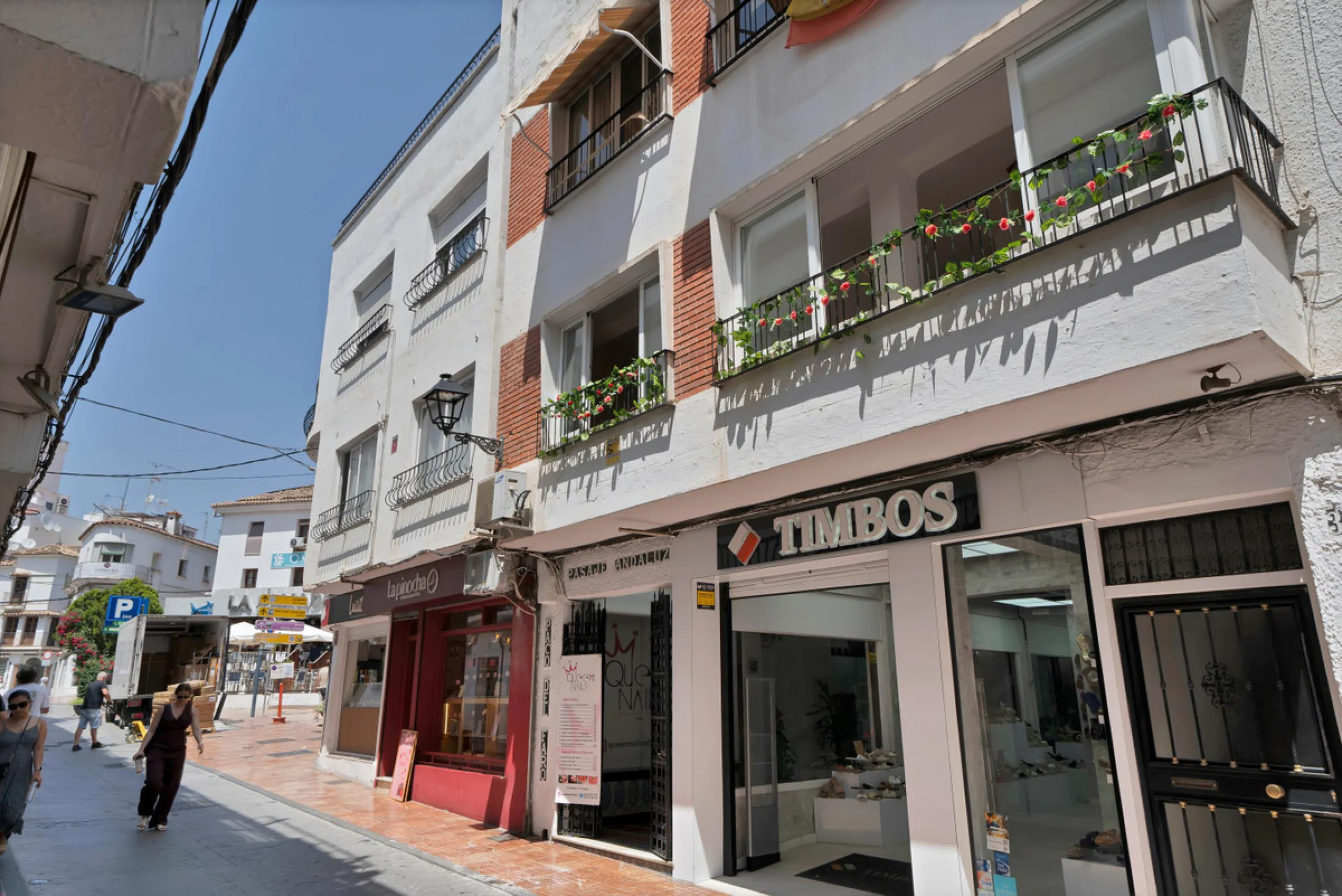 Located between the Old Town and the main avenue in central Marbella, and just 300 metres from the beach, we present this spacious property, brimming with Andalusian charm and offering enormous potential for renovation.