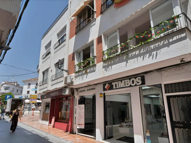 Located between the Old Town and the main avenue in central Marbella, and just 300 metres from the beach, we present this spacious property, brimming with Andalusian charm and offering enormous potential for renovation.