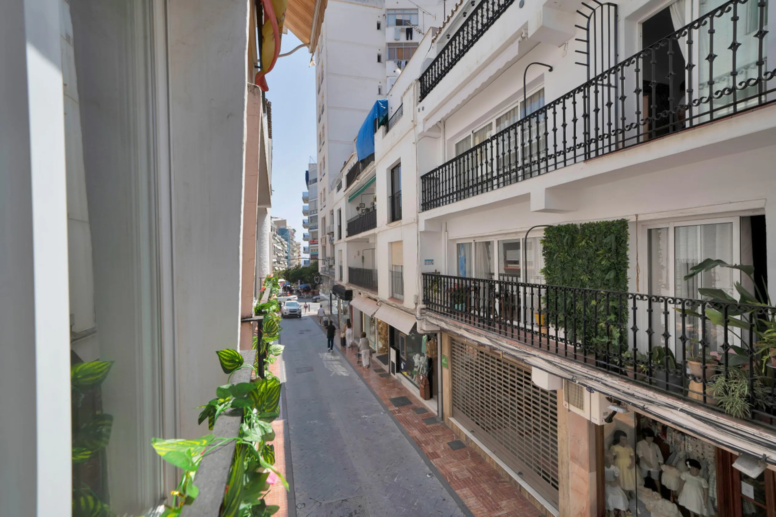Located between the Old Town and the main avenue in central Marbella, and just 300 metres from the beach, we present this spacious property, brimming with Andalusian charm and offering enormous potential for renovation.