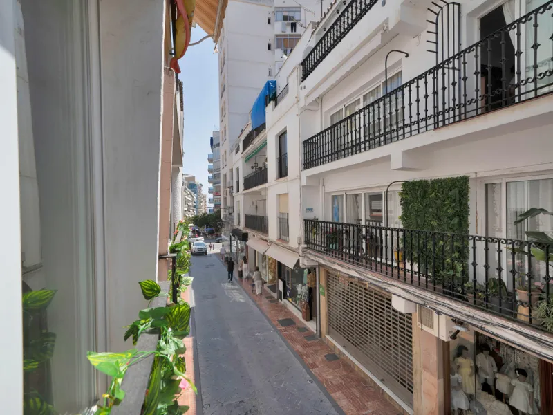 Located between the Old Town and the main avenue in central Marbella, and just 300 metres from the beach, we present this spacious property, brimming with Andalusian charm and offering enormous potential for renovation.