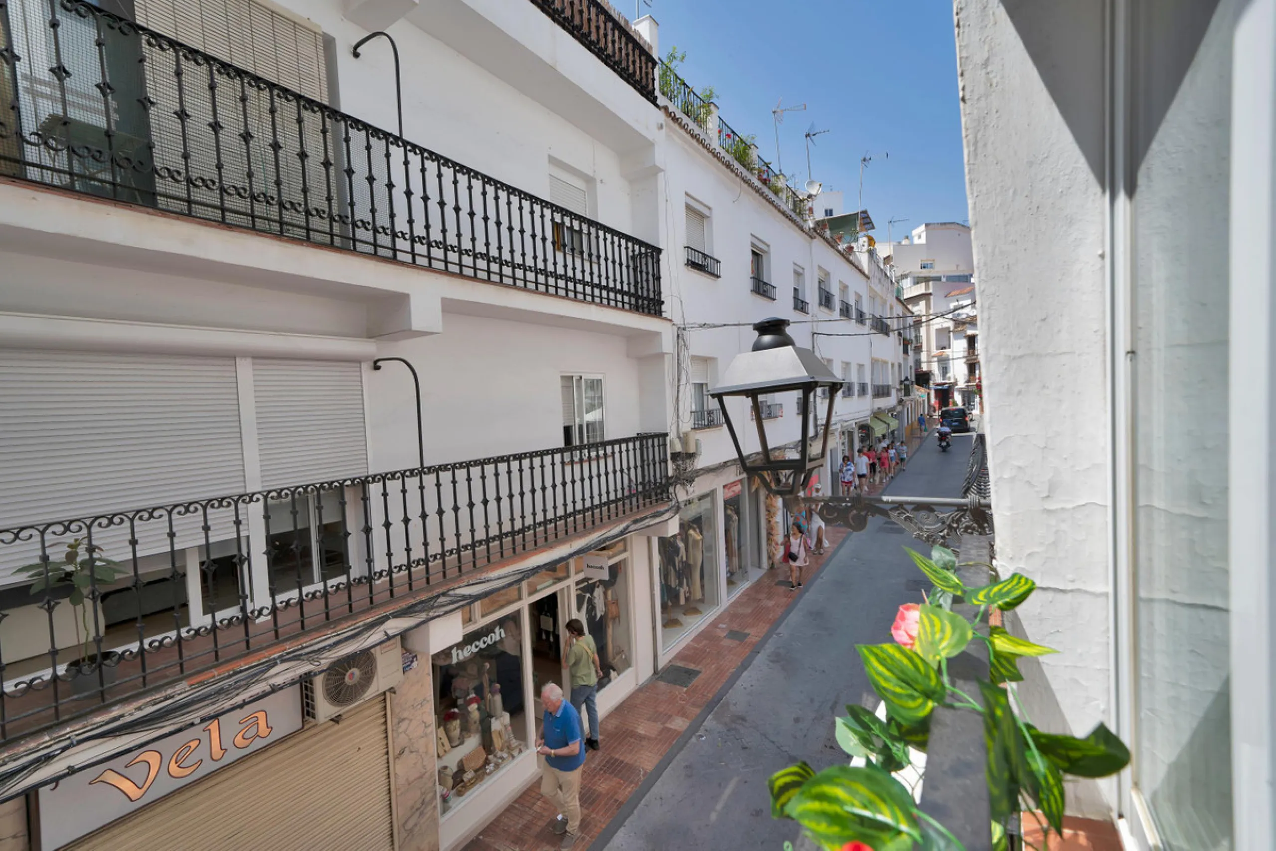 Located between the Old Town and the main avenue in central Marbella, and just 300 metres from the beach, we present this spacious property, brimming with Andalusian charm and offering enormous potential for renovation.