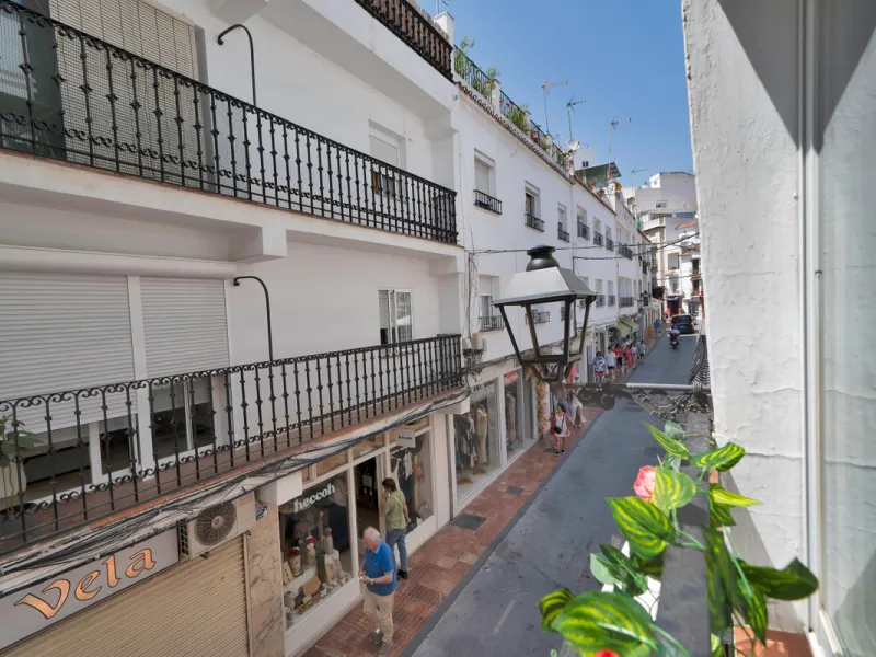 Located between the Old Town and the main avenue in central Marbella, and just 300 metres from the beach, we present this spacious property, brimming with Andalusian charm and offering enormous potential for renovation.