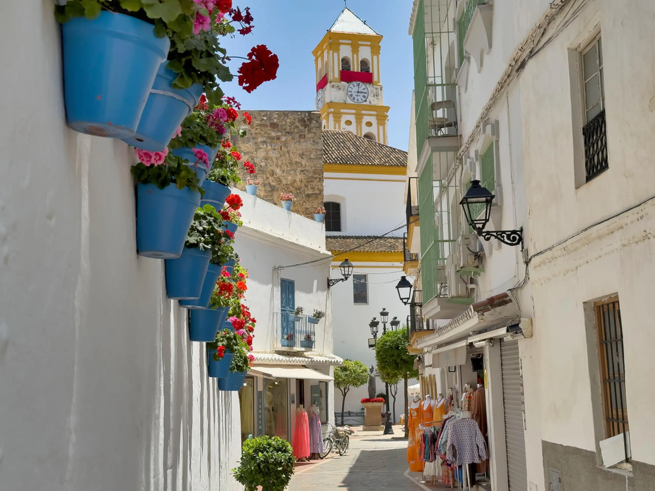 Located between the Old Town and the main avenue in central Marbella, and just 300 metres from the beach, we present this spacious property, brimming with Andalusian charm and offering enormous potential for renovation.