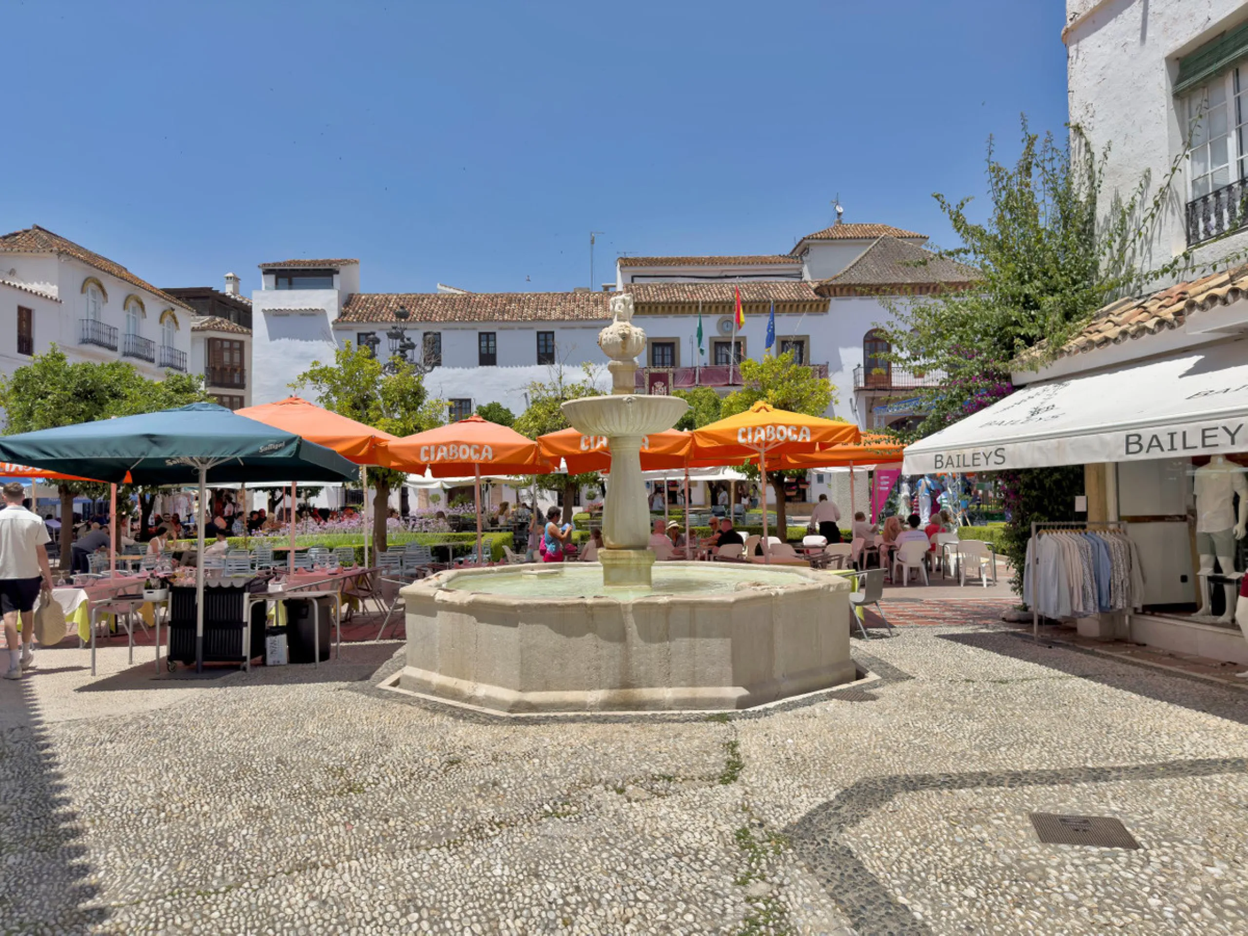 Located between the Old Town and the main avenue in central Marbella, and just 300 metres from the beach, we present this spacious property, brimming with Andalusian charm and offering enormous potential for renovation.