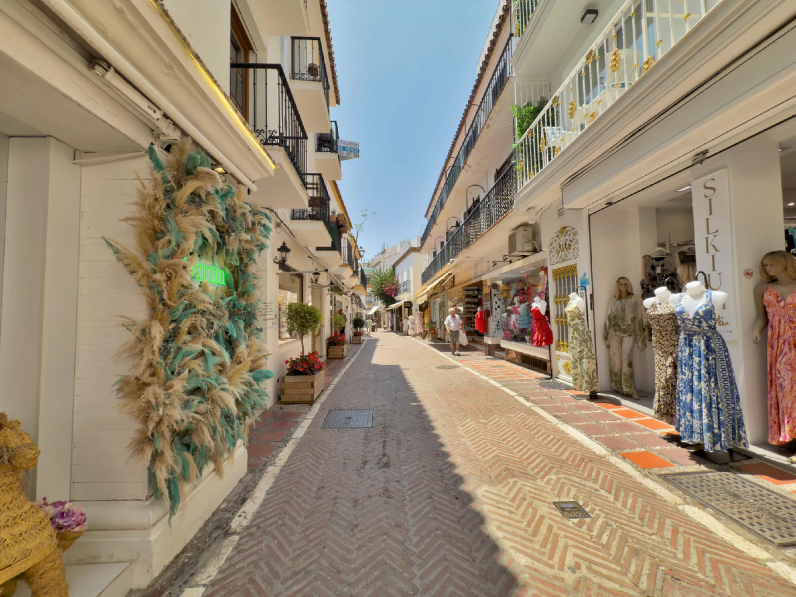 Located between the Old Town and the main avenue in central Marbella, and just 300 metres from the beach, we present this spacious property, brimming with Andalusian charm and offering enormous potential for renovation.