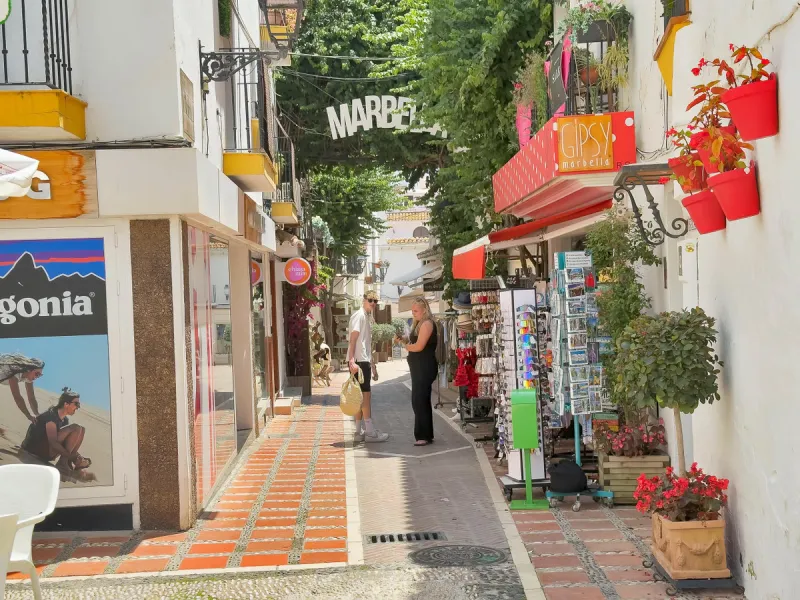 Located between the Old Town and the main avenue in central Marbella, and just 300 metres from the beach, we present this spacious property, brimming with Andalusian charm and offering enormous potential for renovation.