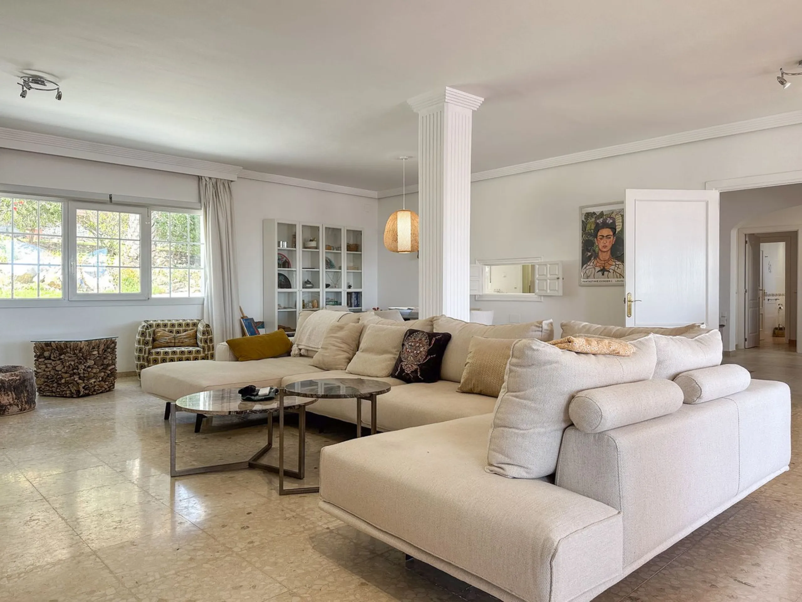 Villa with 1,500 m² Plot and Sea Views in Estepona – A Unique Opportunity with Great Potential