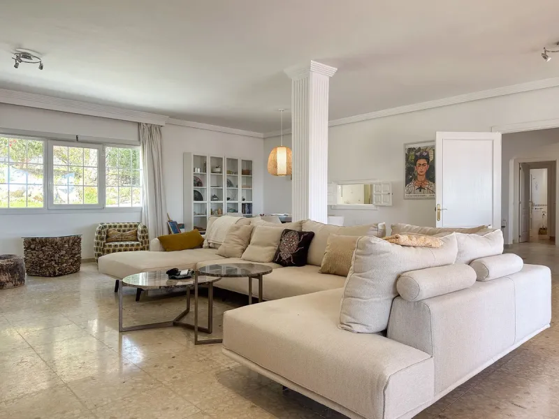 Villa with 1,500 m² Plot and Sea Views in Estepona – A Unique Opportunity with Great Potential