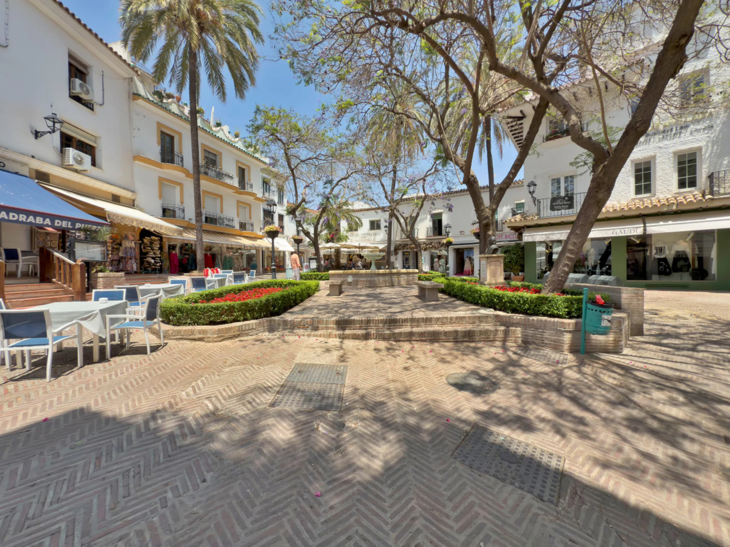 Located between the Old Town and the main avenue in central Marbella, and just 300 metres from the beach, we present this spacious property, brimming with Andalusian charm and offering enormous potential for renovation.
