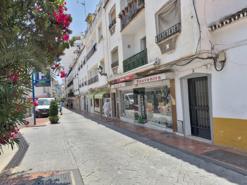 Located between the Old Town and the main avenue in central Marbella, and just 300 metres from the beach, we present this spacious property, brimming with Andalusian charm and offering enormous potential for renovation.