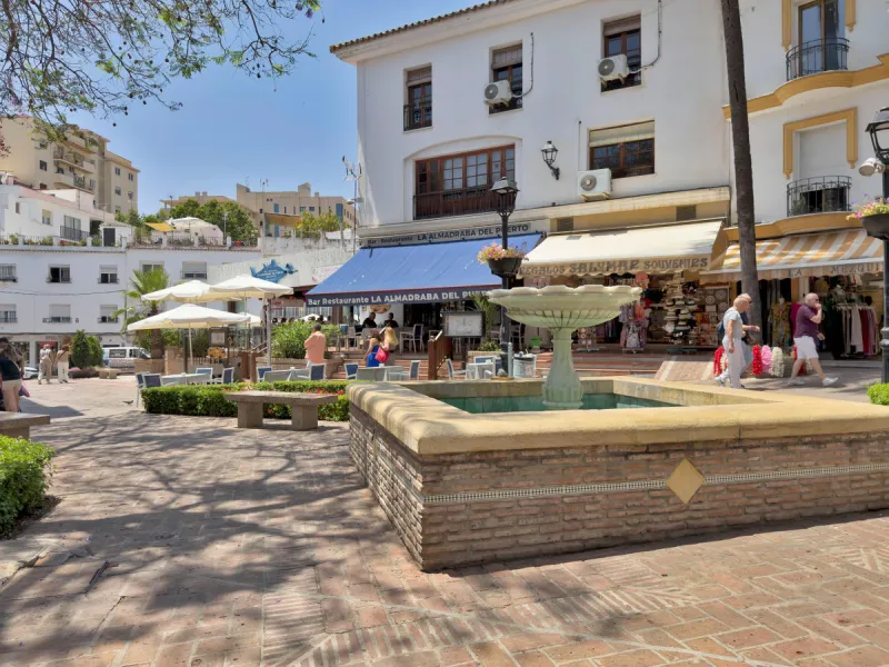 Located between the Old Town and the main avenue in central Marbella, and just 300 metres from the beach, we present this spacious property, brimming with Andalusian charm and offering enormous potential for renovation.