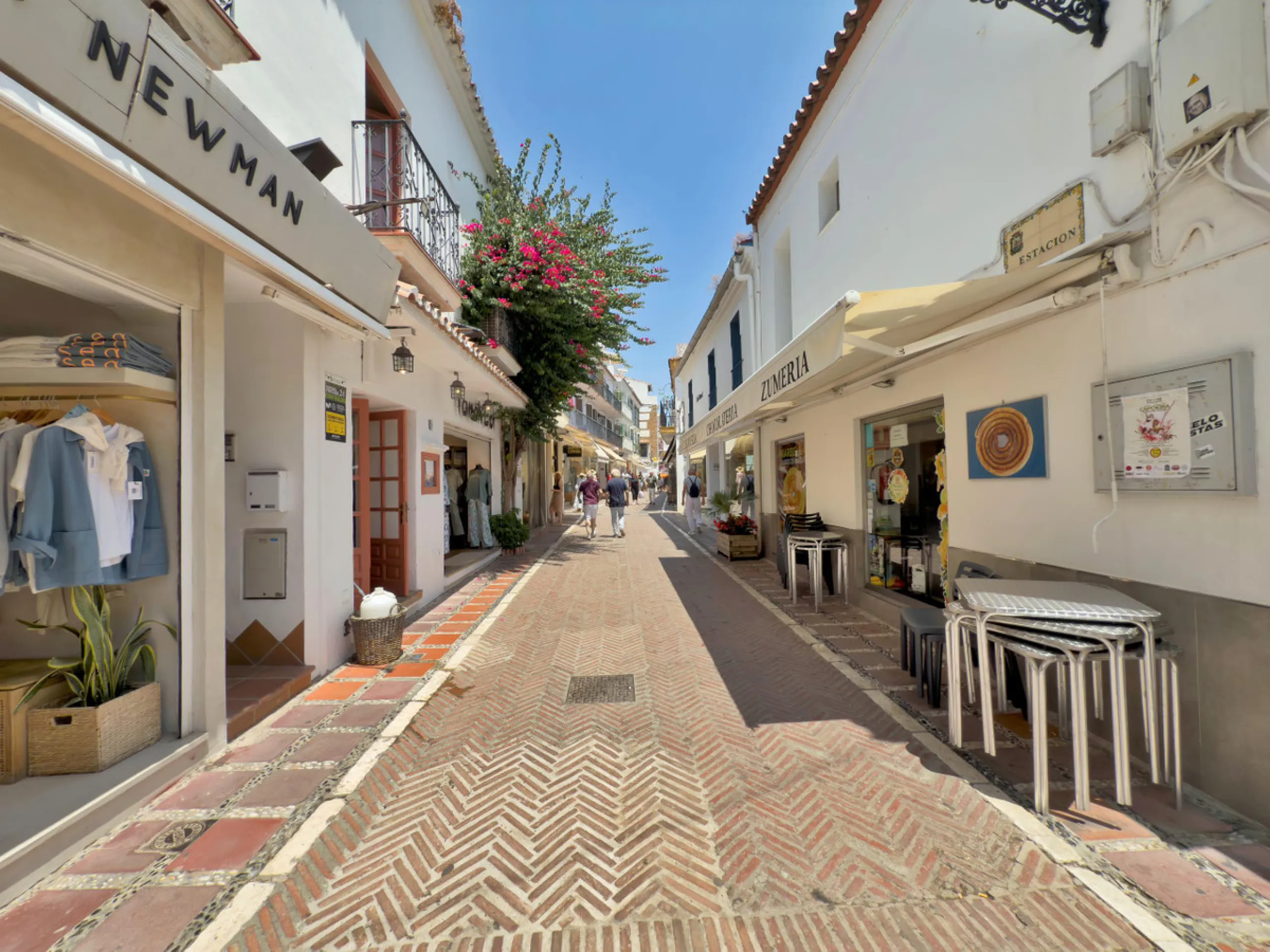 Located between the Old Town and the main avenue in central Marbella, and just 300 metres from the beach, we present this spacious property, brimming with Andalusian charm and offering enormous potential for renovation.