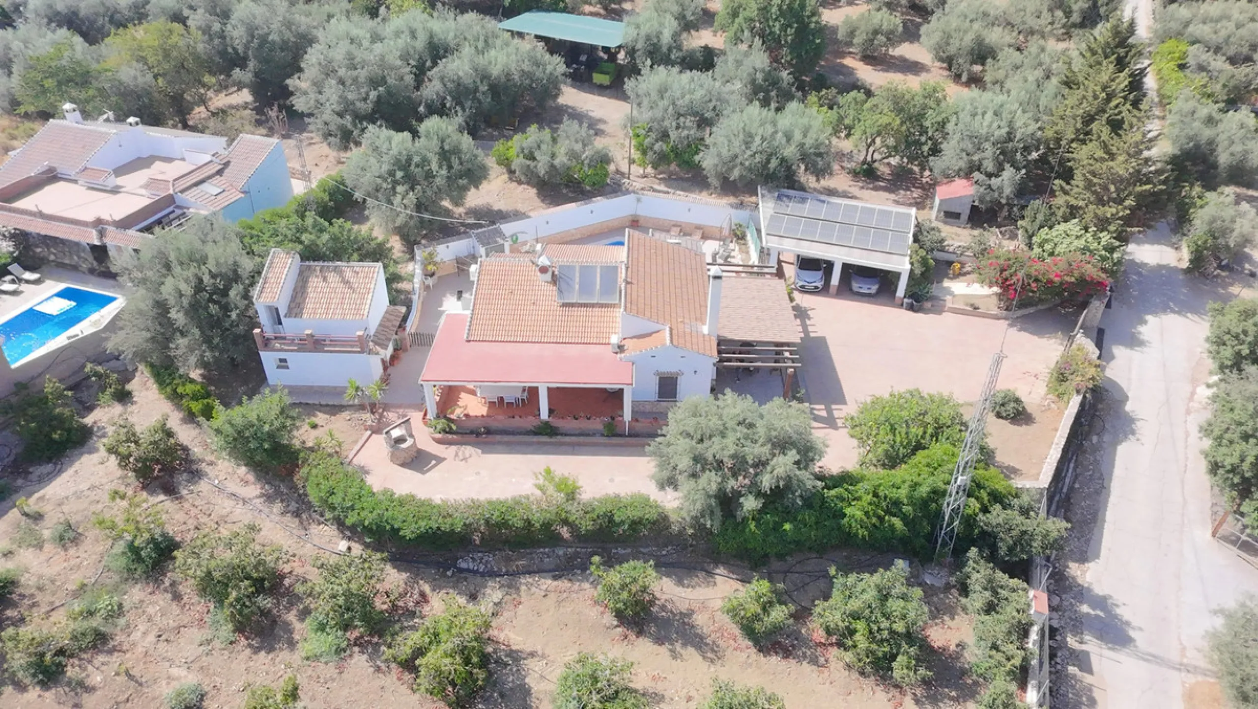 Discover your own Andalusian paradise in this magnificent estate, a haven of peace and comfort designed to enjoy life to the fullest. Set on a generous 1,574 m2 plot, surrounded by olive trees and nature, this property offers unparalleled privacy and an i