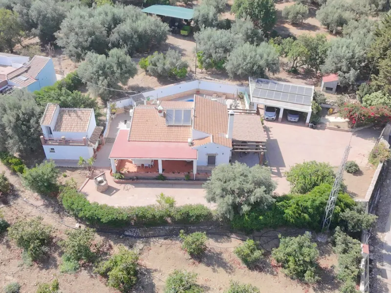 Discover your own Andalusian paradise in this magnificent estate, a haven of peace and comfort designed to enjoy life to the fullest. Set on a generous 1,574 m2 plot, surrounded by olive trees and nature, this property offers unparalleled privacy and an i