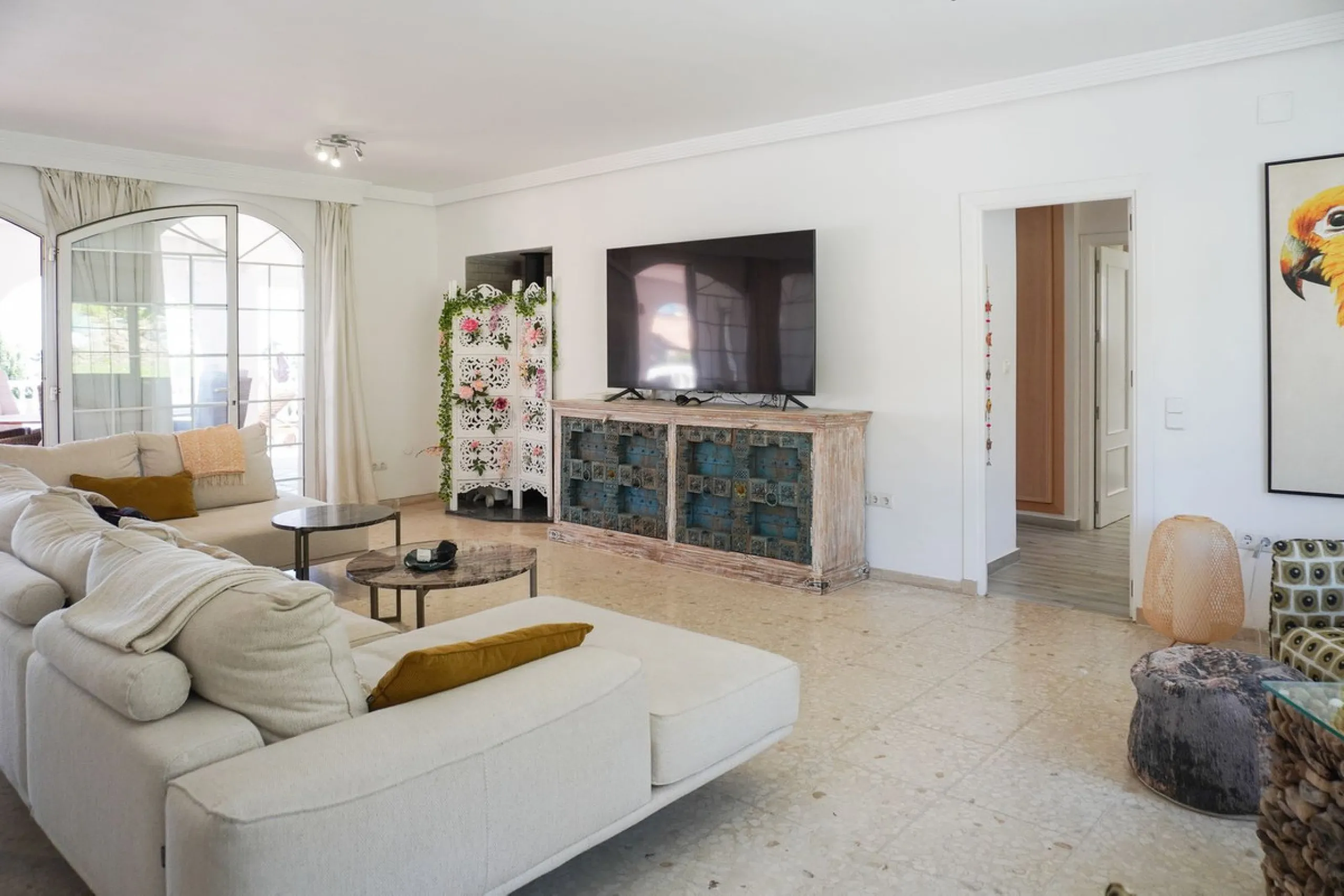 Villa with 1,500 m² Plot and Sea Views in Estepona – A Unique Opportunity with Great Potential