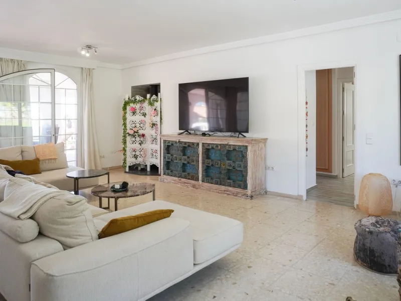 Villa with 1,500 m² Plot and Sea Views in Estepona – A Unique Opportunity with Great Potential