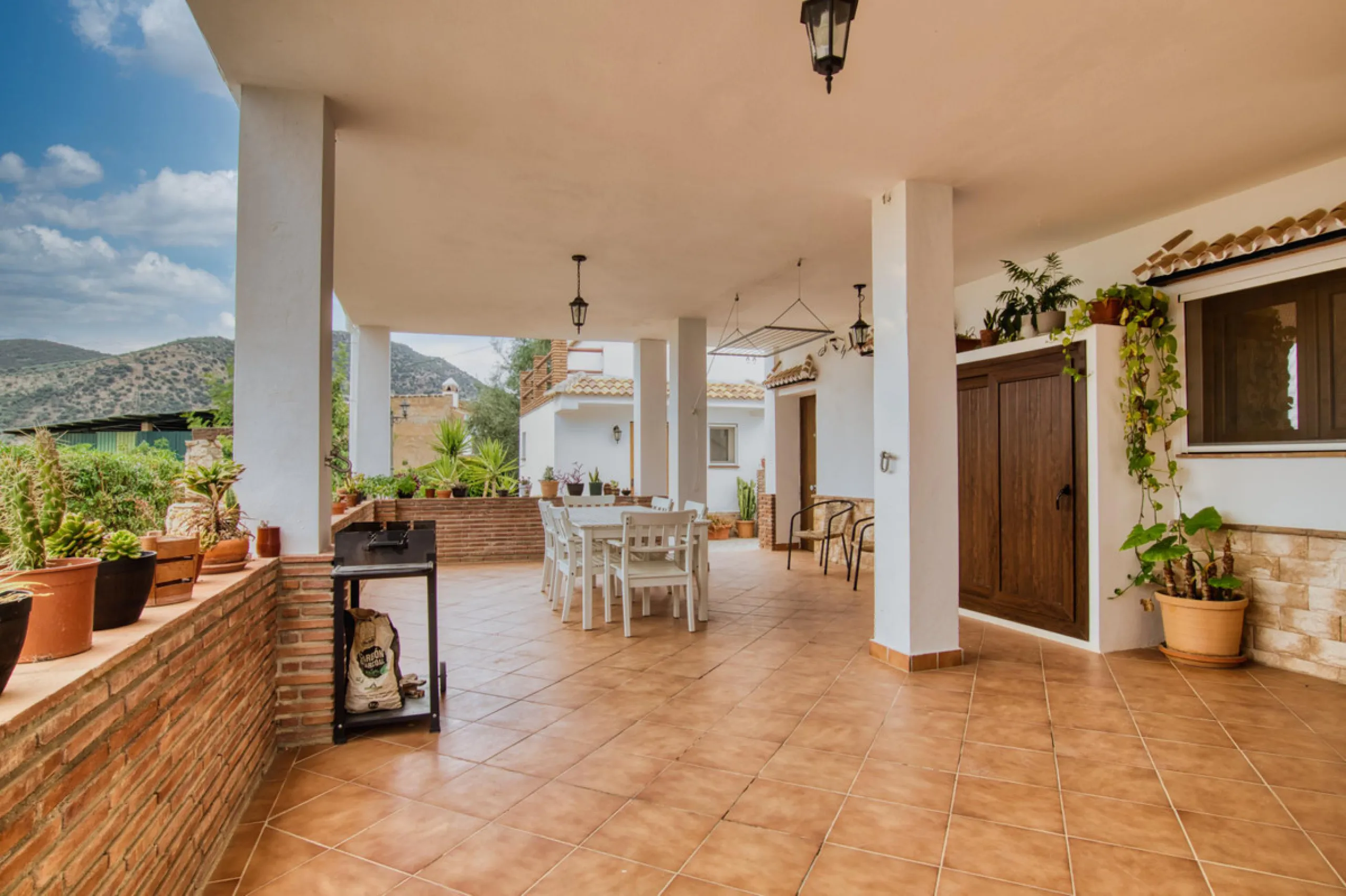 Discover your own Andalusian paradise in this magnificent estate, a haven of peace and comfort designed to enjoy life to the fullest. Set on a generous 1,574 m2 plot, surrounded by olive trees and nature, this property offers unparalleled privacy and an i