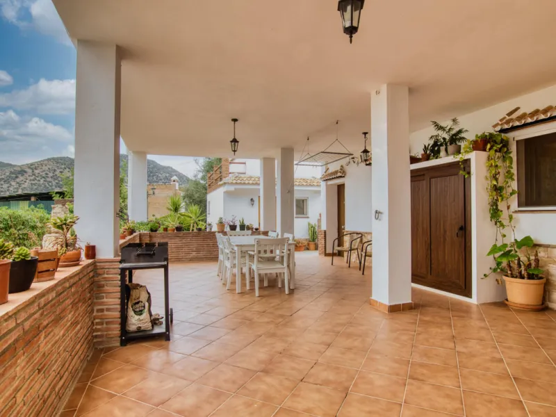 Discover your own Andalusian paradise in this magnificent estate, a haven of peace and comfort designed to enjoy life to the fullest. Set on a generous 1,574 m2 plot, surrounded by olive trees and nature, this property offers unparalleled privacy and an i