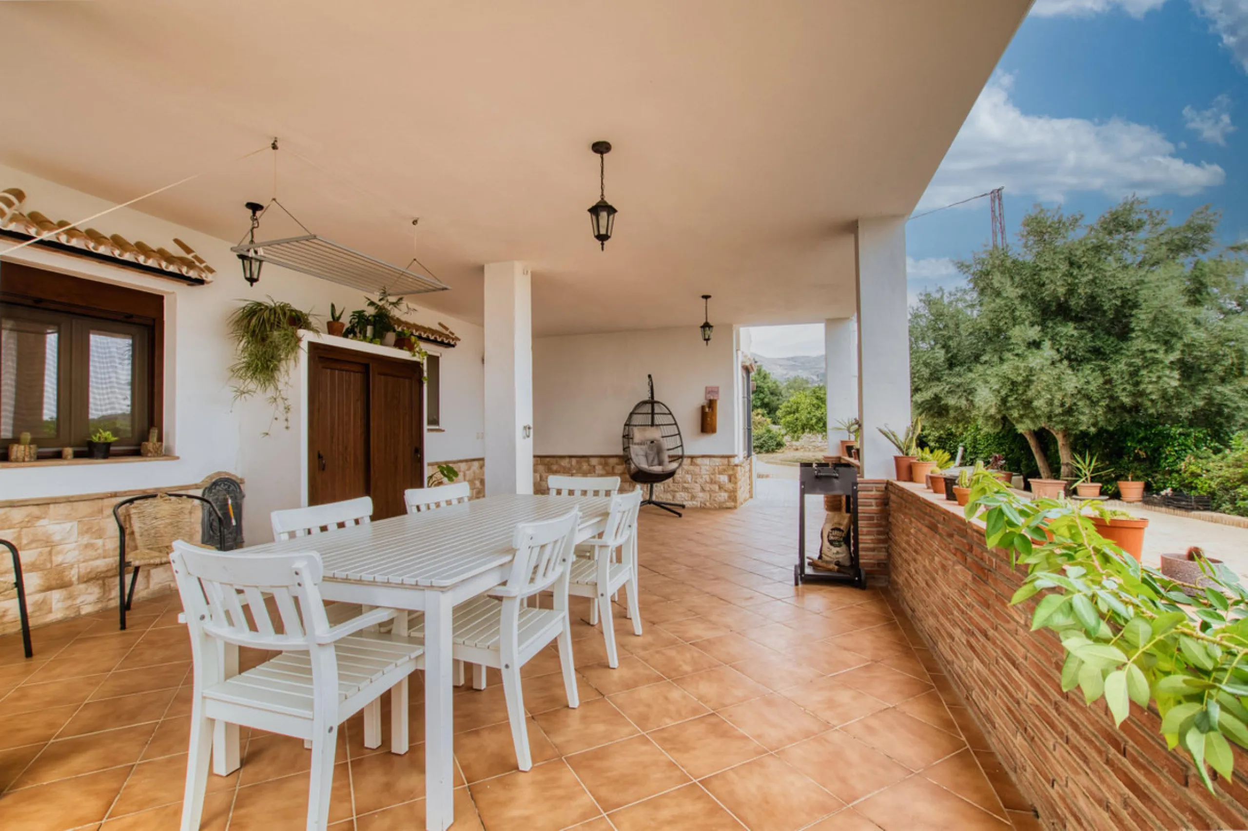 Discover your own Andalusian paradise in this magnificent estate, a haven of peace and comfort designed to enjoy life to the fullest. Set on a generous 1,574 m2 plot, surrounded by olive trees and nature, this property offers unparalleled privacy and an i
