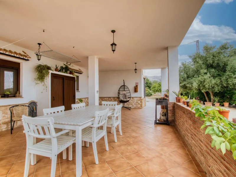 Discover your own Andalusian paradise in this magnificent estate, a haven of peace and comfort designed to enjoy life to the fullest. Set on a generous 1,574 m2 plot, surrounded by olive trees and nature, this property offers unparalleled privacy and an i