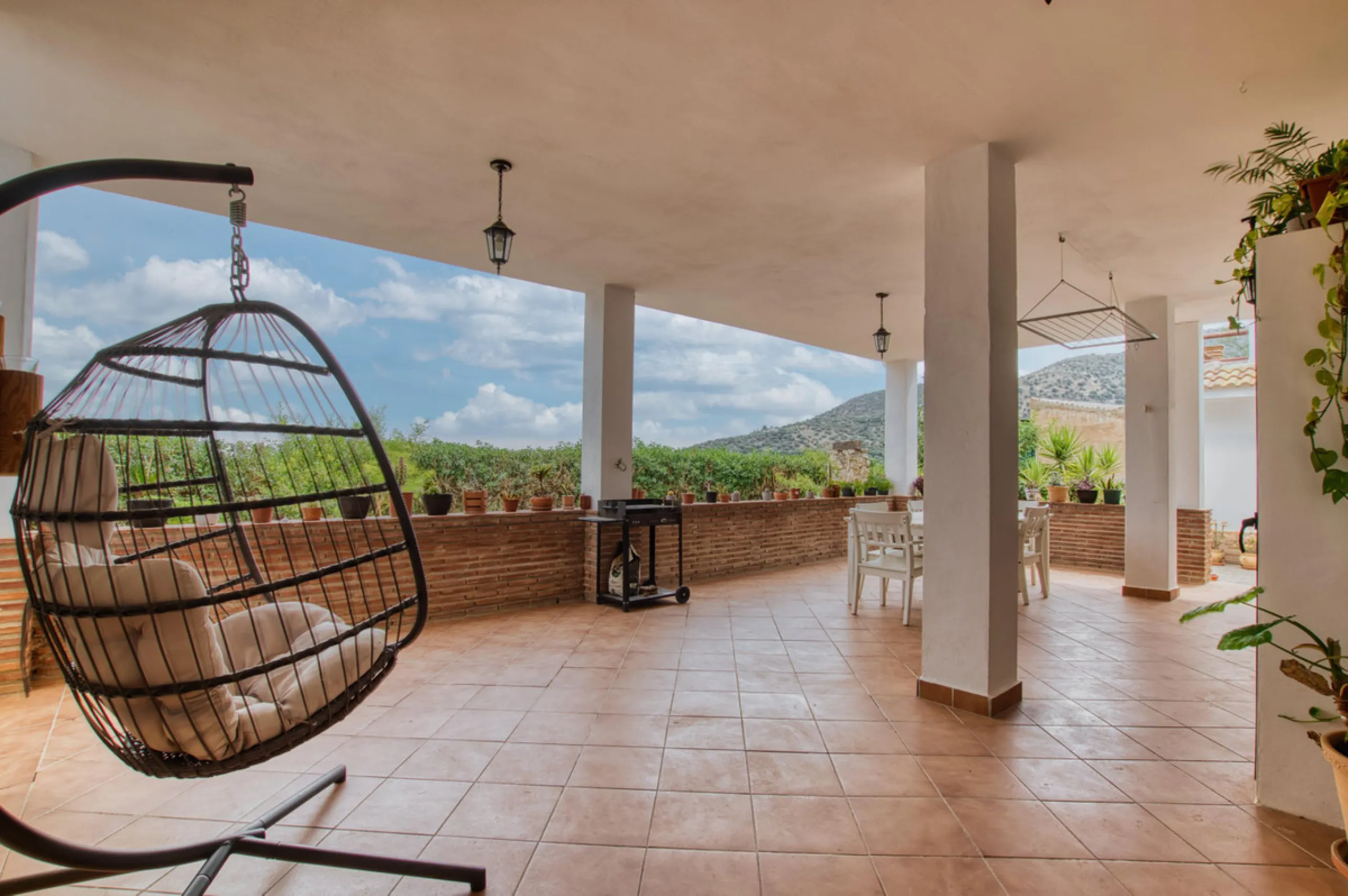 Discover your own Andalusian paradise in this magnificent estate, a haven of peace and comfort designed to enjoy life to the fullest. Set on a generous 1,574 m2 plot, surrounded by olive trees and nature, this property offers unparalleled privacy and an i
