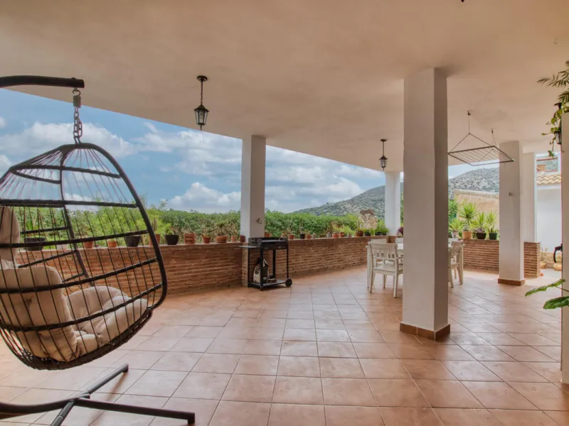 Discover your own Andalusian paradise in this magnificent estate, a haven of peace and comfort designed to enjoy life to the fullest. Set on a generous 1,574 m2 plot, surrounded by olive trees and nature, this property offers unparalleled privacy and an i