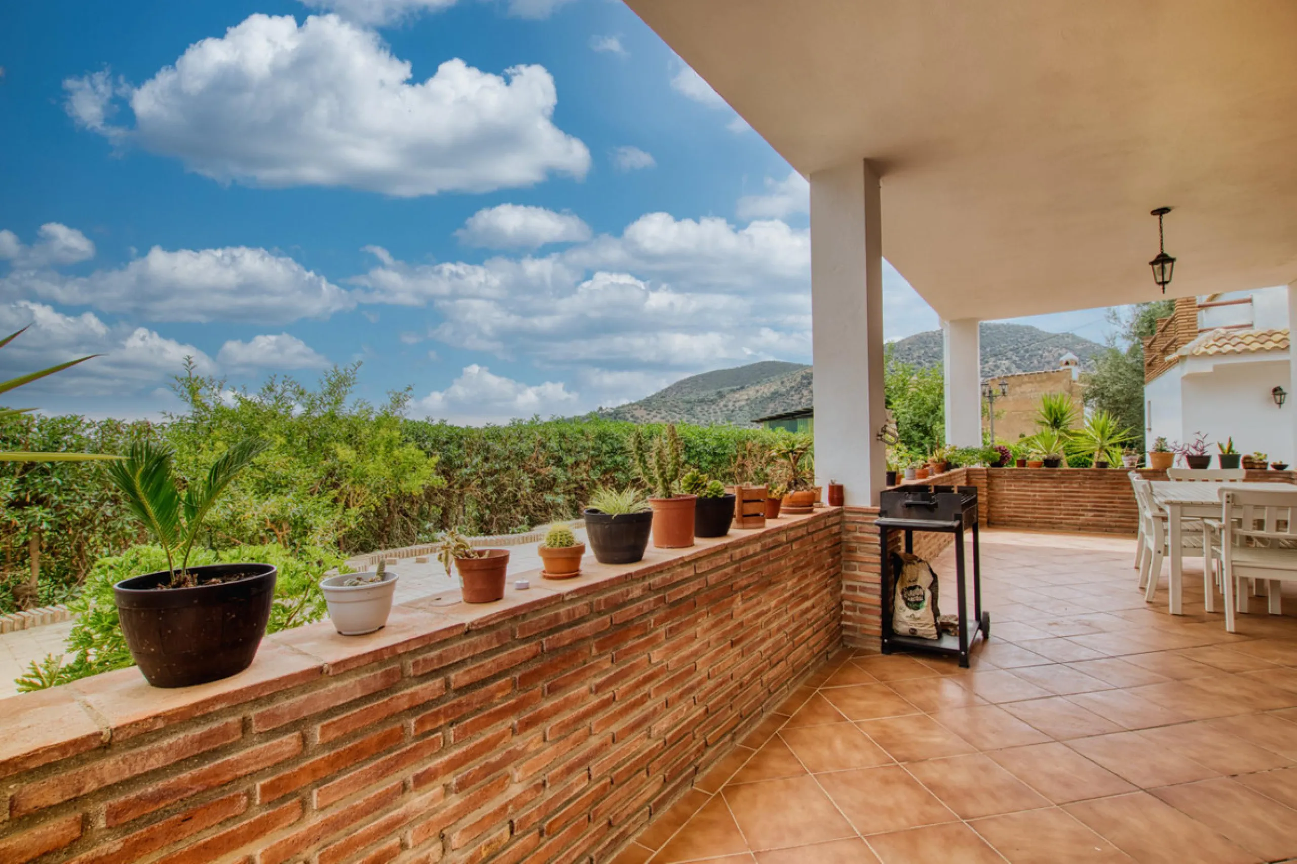 Discover your own Andalusian paradise in this magnificent estate, a haven of peace and comfort designed to enjoy life to the fullest. Set on a generous 1,574 m2 plot, surrounded by olive trees and nature, this property offers unparalleled privacy and an i