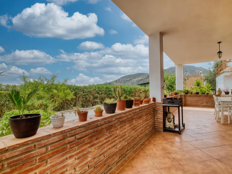 Discover your own Andalusian paradise in this magnificent estate, a haven of peace and comfort designed to enjoy life to the fullest. Set on a generous 1,574 m2 plot, surrounded by olive trees and nature, this property offers unparalleled privacy and an i