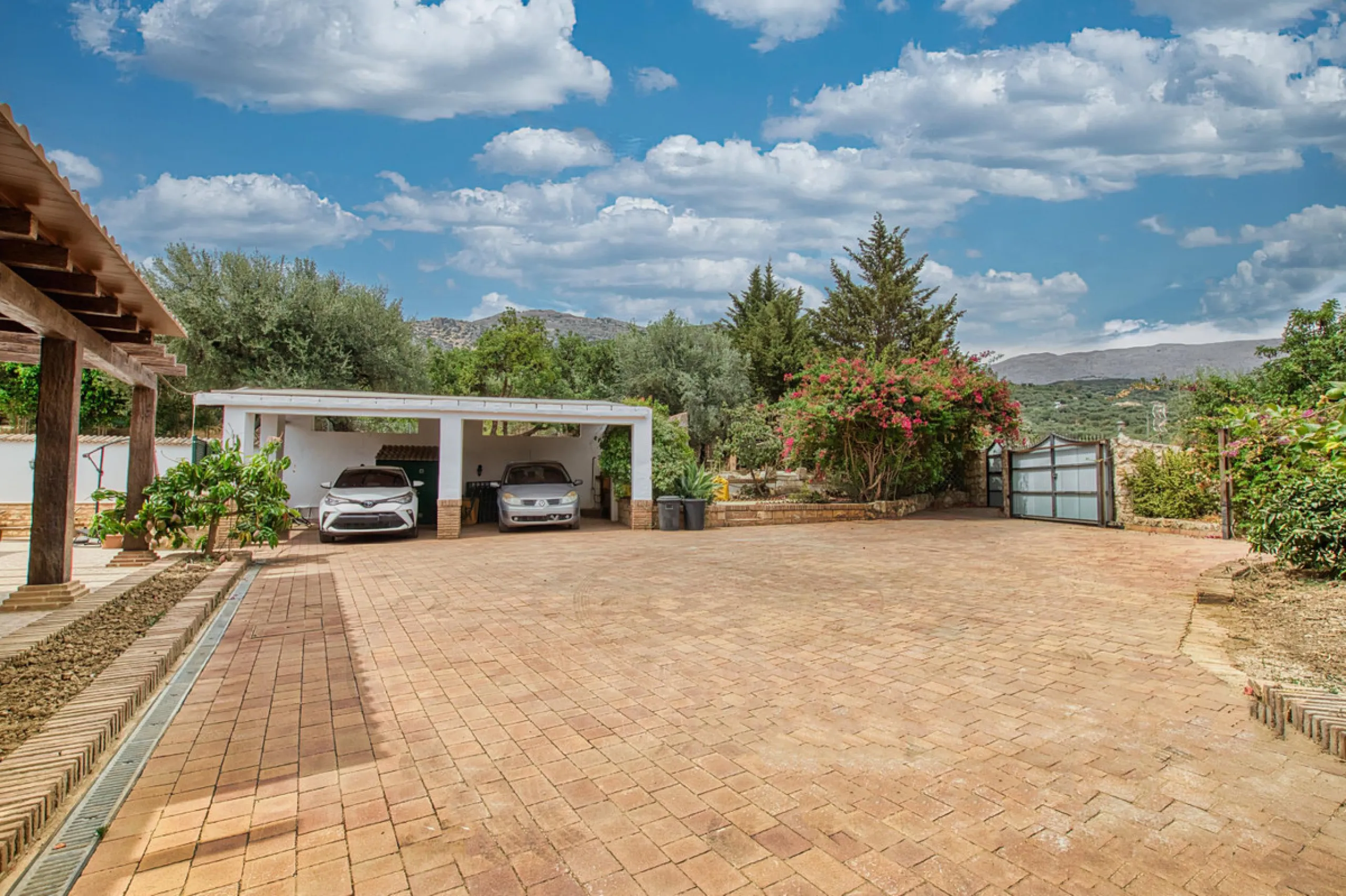 Discover your own Andalusian paradise in this magnificent estate, a haven of peace and comfort designed to enjoy life to the fullest. Set on a generous 1,574 m2 plot, surrounded by olive trees and nature, this property offers unparalleled privacy and an i