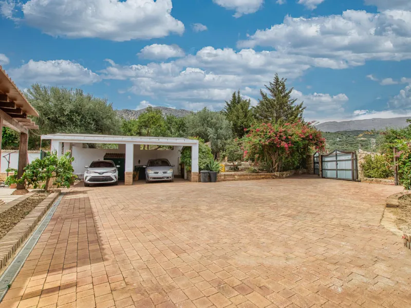 Discover your own Andalusian paradise in this magnificent estate, a haven of peace and comfort designed to enjoy life to the fullest. Set on a generous 1,574 m2 plot, surrounded by olive trees and nature, this property offers unparalleled privacy and an i