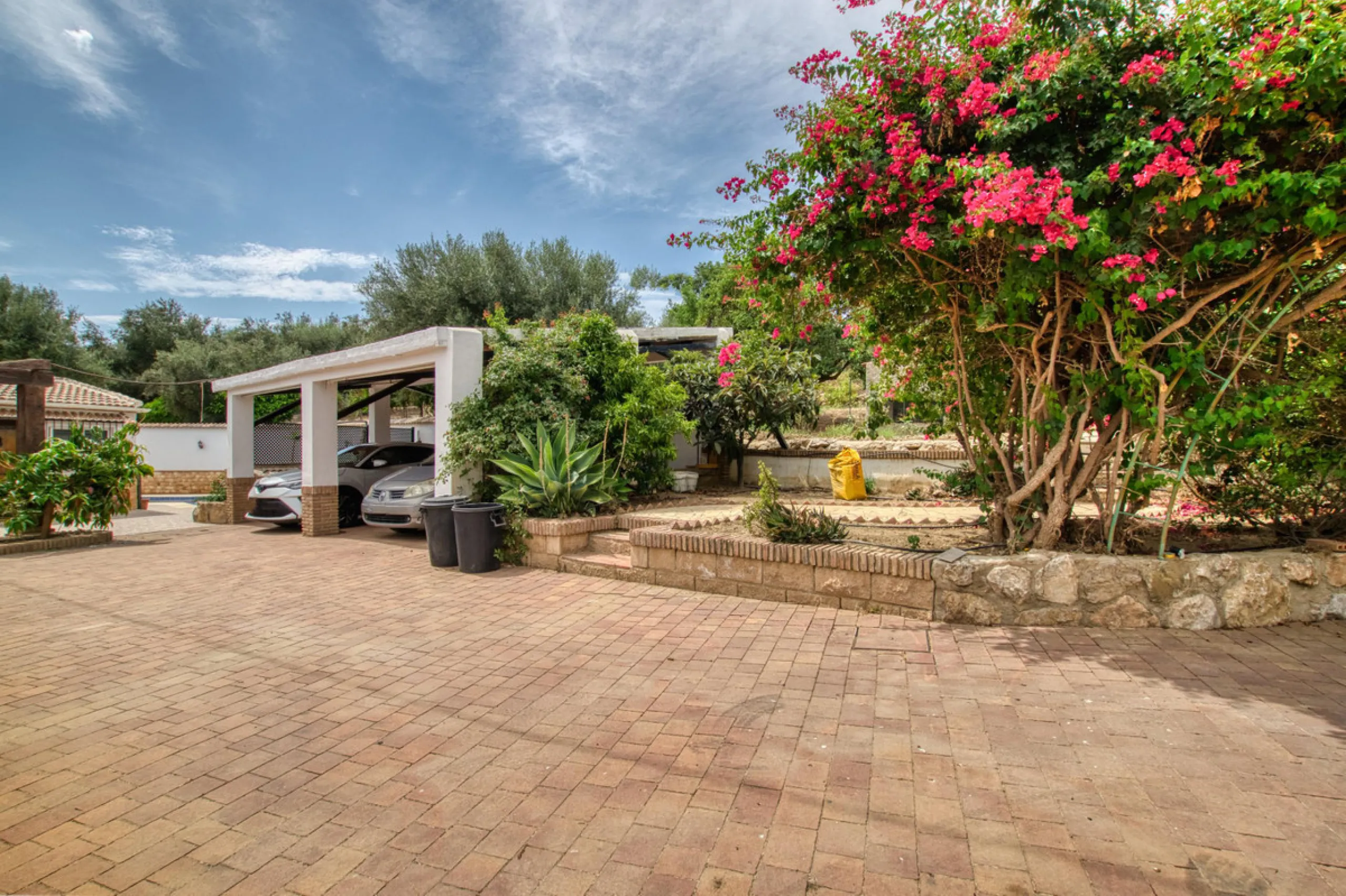 Discover your own Andalusian paradise in this magnificent estate, a haven of peace and comfort designed to enjoy life to the fullest. Set on a generous 1,574 m2 plot, surrounded by olive trees and nature, this property offers unparalleled privacy and an i