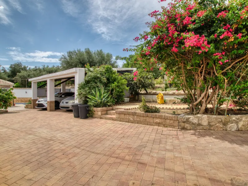 Discover your own Andalusian paradise in this magnificent estate, a haven of peace and comfort designed to enjoy life to the fullest. Set on a generous 1,574 m2 plot, surrounded by olive trees and nature, this property offers unparalleled privacy and an i