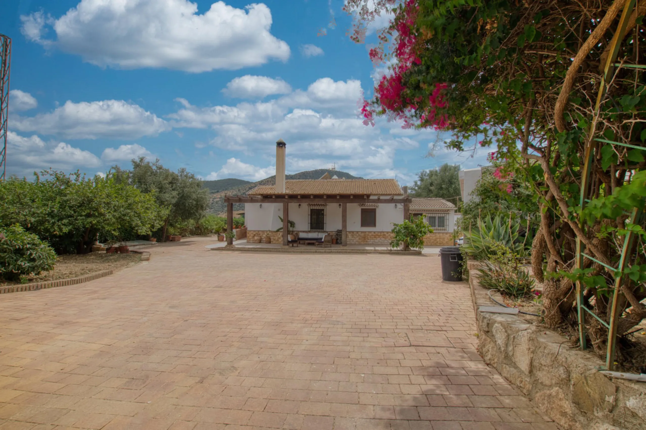 Discover your own Andalusian paradise in this magnificent estate, a haven of peace and comfort designed to enjoy life to the fullest. Set on a generous 1,574 m2 plot, surrounded by olive trees and nature, this property offers unparalleled privacy and an i