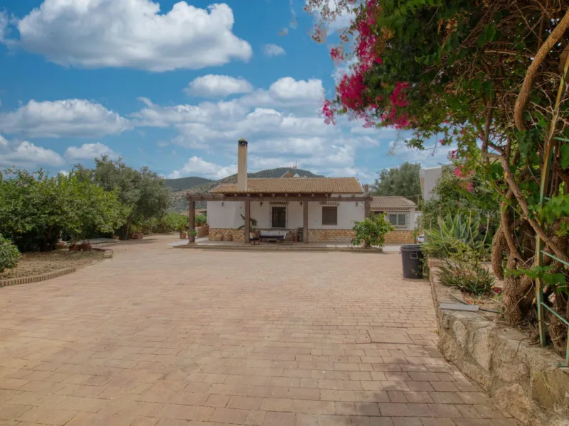Discover your own Andalusian paradise in this magnificent estate, a haven of peace and comfort designed to enjoy life to the fullest. Set on a generous 1,574 m2 plot, surrounded by olive trees and nature, this property offers unparalleled privacy and an i