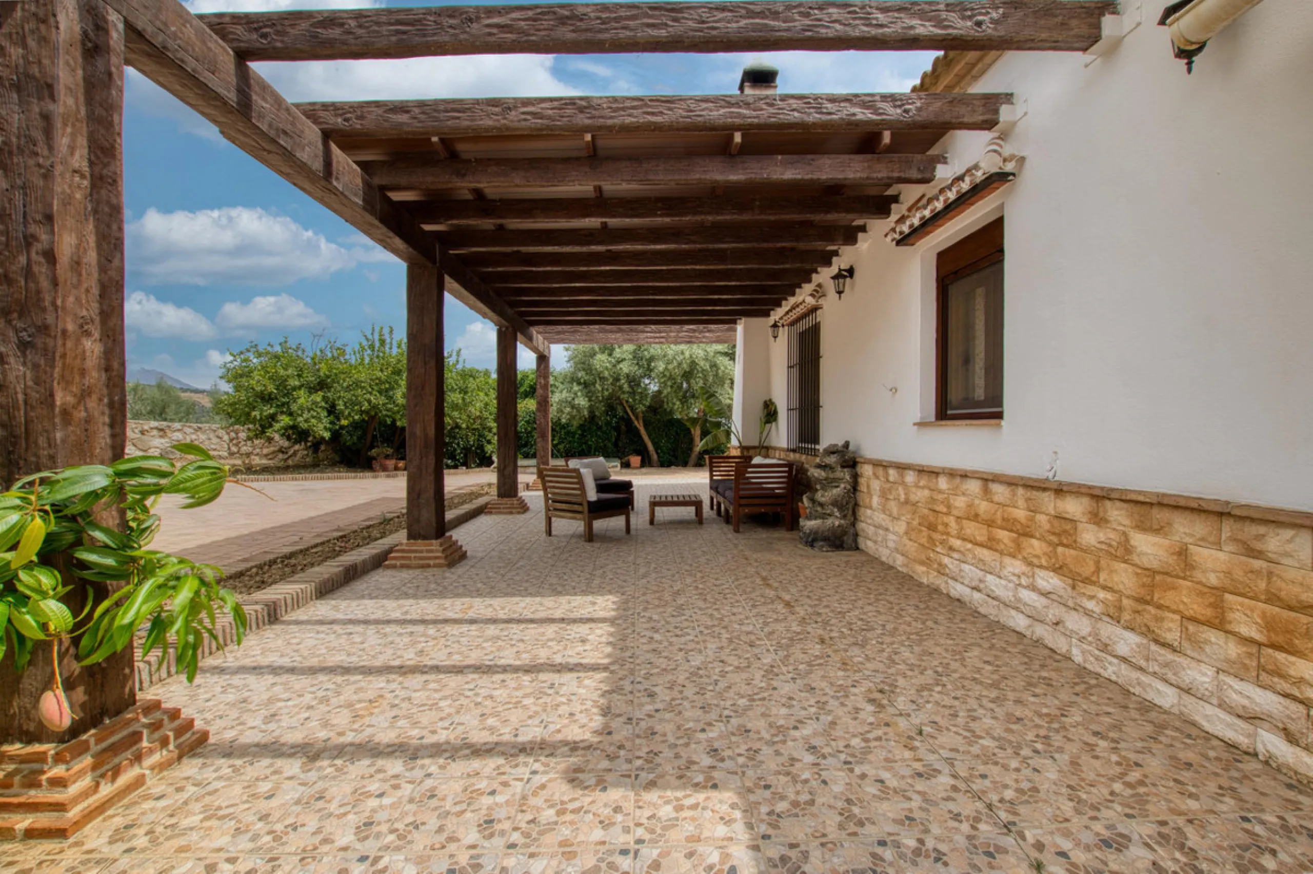 Discover your own Andalusian paradise in this magnificent estate, a haven of peace and comfort designed to enjoy life to the fullest. Set on a generous 1,574 m2 plot, surrounded by olive trees and nature, this property offers unparalleled privacy and an i