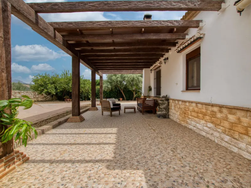 Discover your own Andalusian paradise in this magnificent estate, a haven of peace and comfort designed to enjoy life to the fullest. Set on a generous 1,574 m2 plot, surrounded by olive trees and nature, this property offers unparalleled privacy and an i