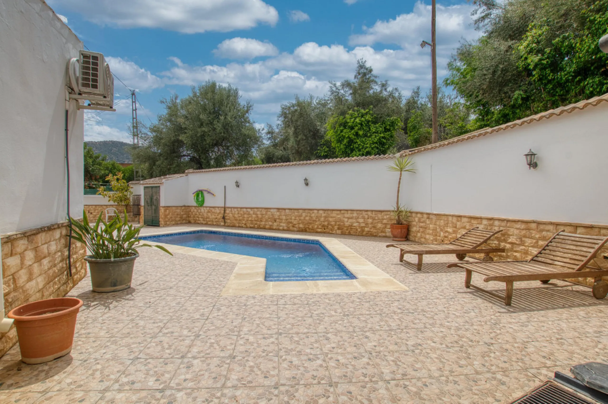 Discover your own Andalusian paradise in this magnificent estate, a haven of peace and comfort designed to enjoy life to the fullest. Set on a generous 1,574 m2 plot, surrounded by olive trees and nature, this property offers unparalleled privacy and an i