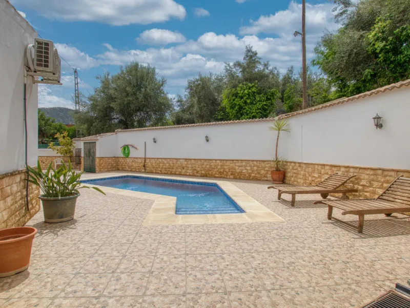 Discover your own Andalusian paradise in this magnificent estate, a haven of peace and comfort designed to enjoy life to the fullest. Set on a generous 1,574 m2 plot, surrounded by olive trees and nature, this property offers unparalleled privacy and an i