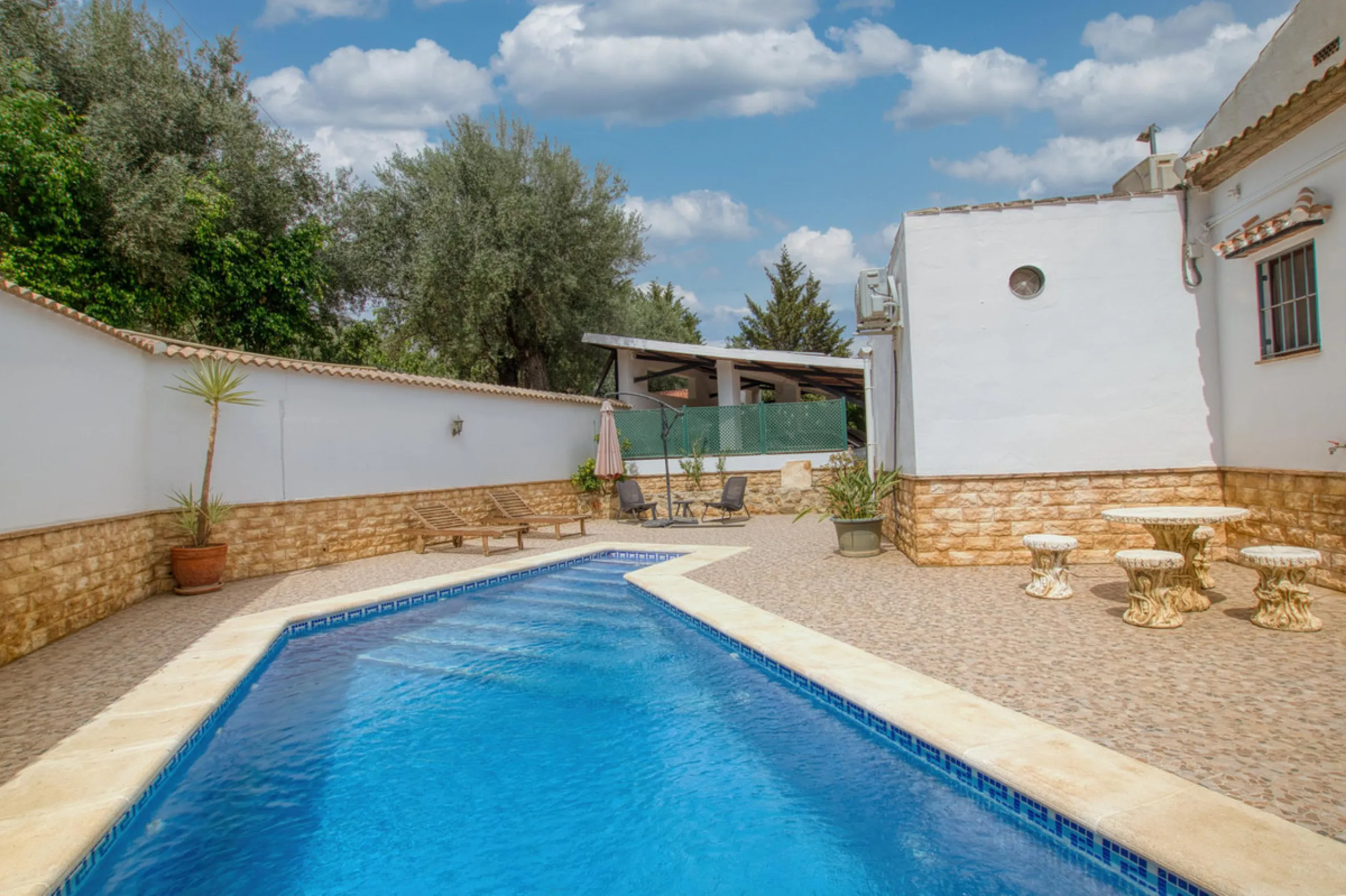 Discover your own Andalusian paradise in this magnificent estate, a haven of peace and comfort designed to enjoy life to the fullest. Set on a generous 1,574 m2 plot, surrounded by olive trees and nature, this property offers unparalleled privacy and an i