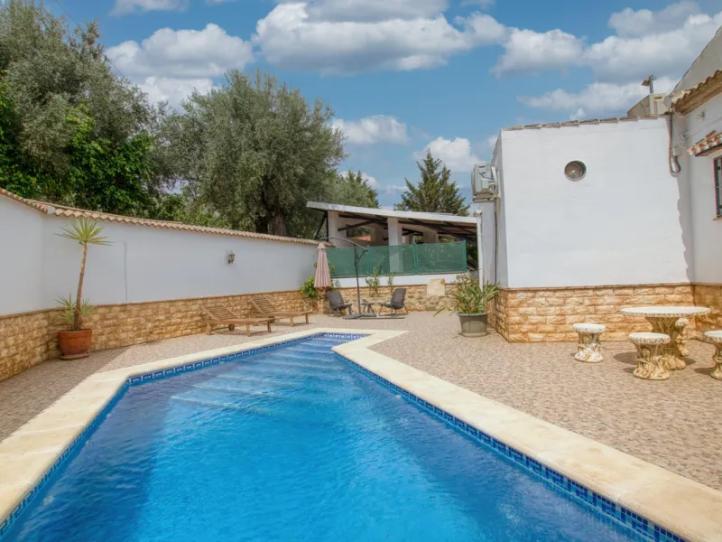Discover your own Andalusian paradise in this magnificent estate, a haven of peace and comfort designed to enjoy life to the fullest. Set on a generous 1,574 m2 plot, surrounded by olive trees and nature, this property offers unparalleled privacy and an i