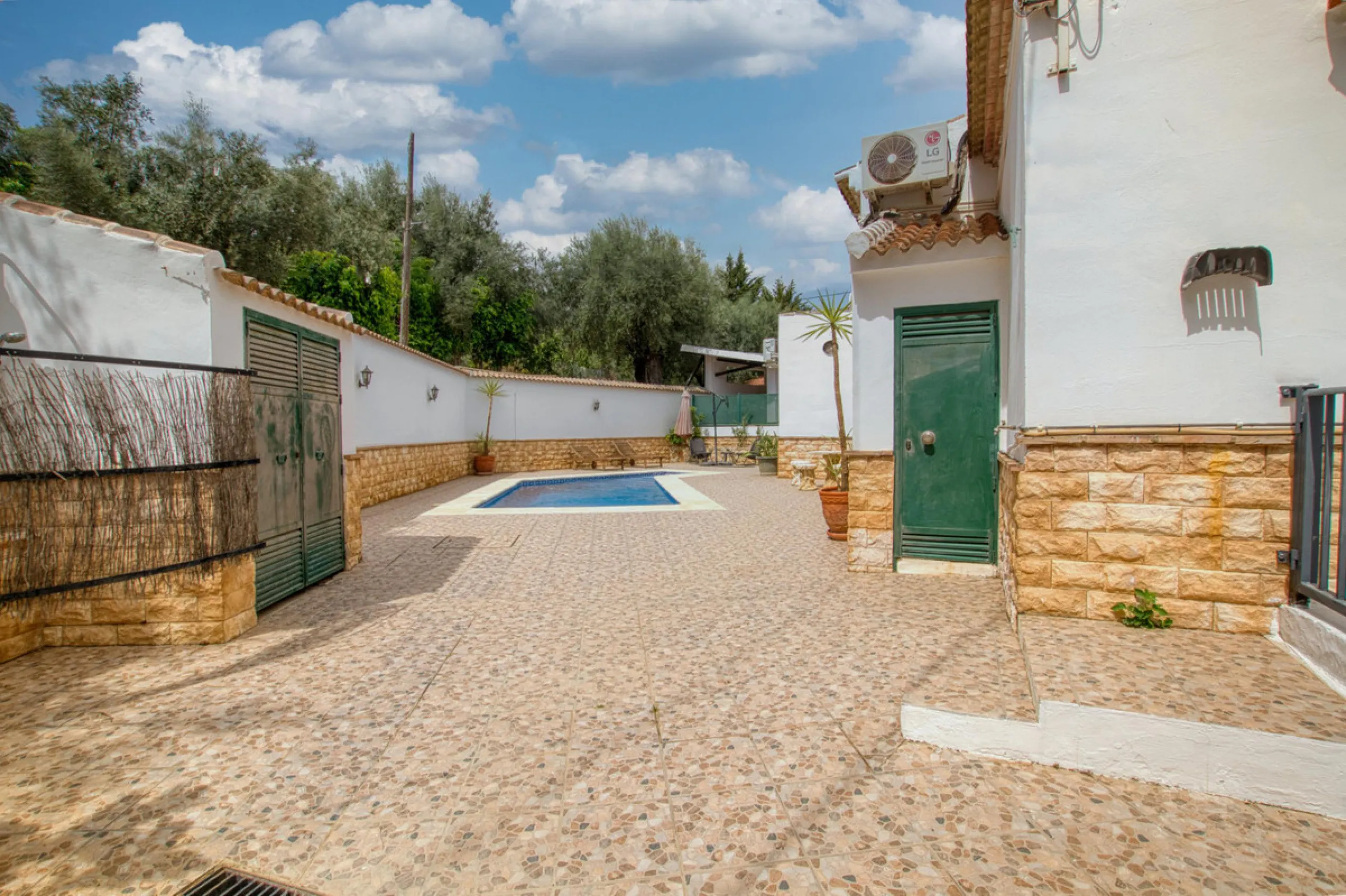 Discover your own Andalusian paradise in this magnificent estate, a haven of peace and comfort designed to enjoy life to the fullest. Set on a generous 1,574 m2 plot, surrounded by olive trees and nature, this property offers unparalleled privacy and an i