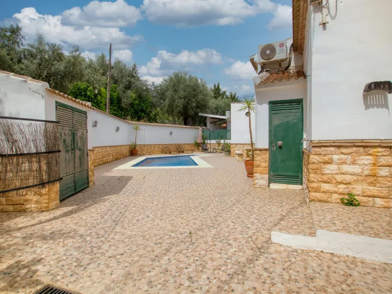 Discover your own Andalusian paradise in this magnificent estate, a haven of peace and comfort designed to enjoy life to the fullest. Set on a generous 1,574 m2 plot, surrounded by olive trees and nature, this property offers unparalleled privacy and an i