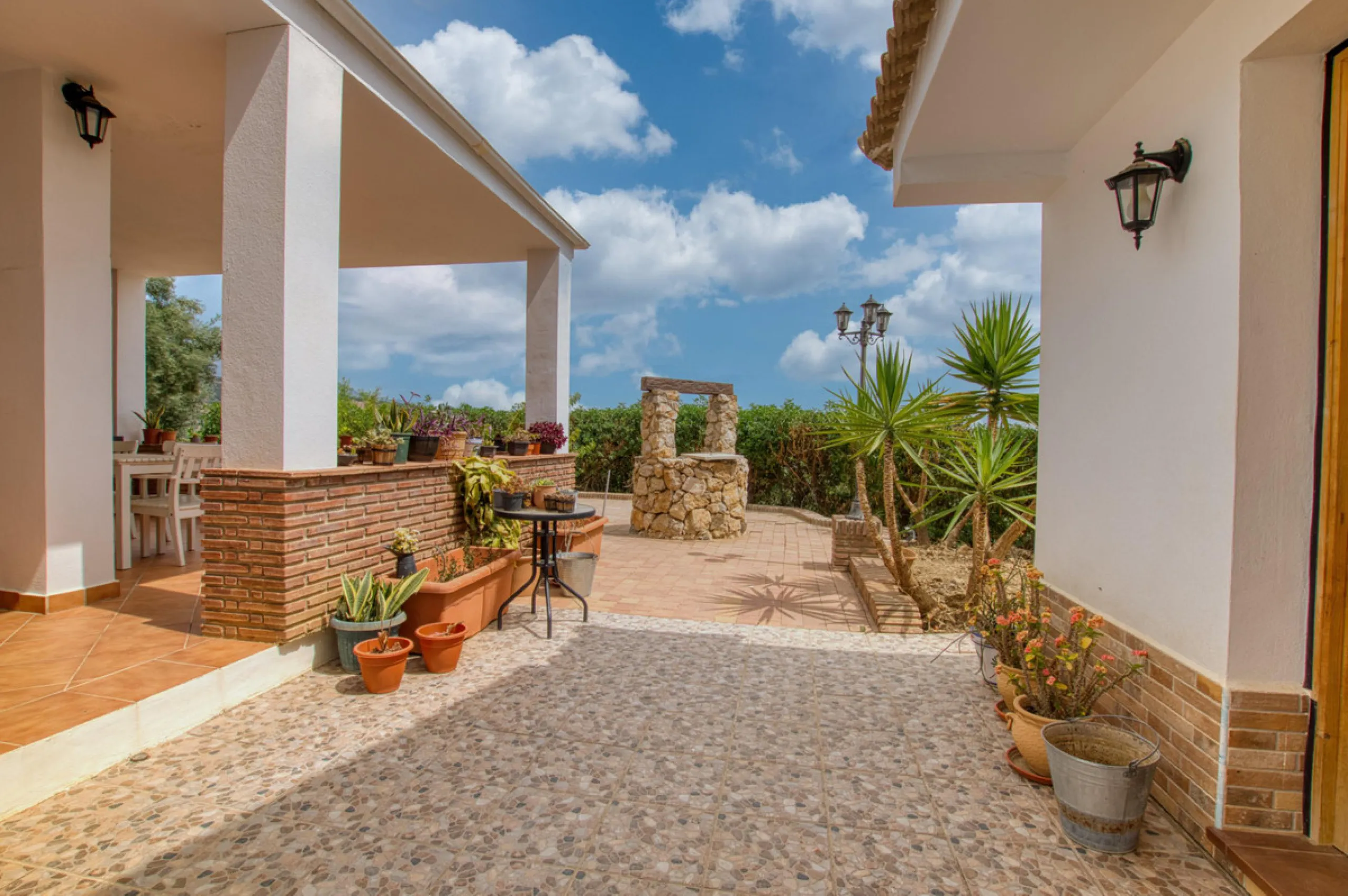 Discover your own Andalusian paradise in this magnificent estate, a haven of peace and comfort designed to enjoy life to the fullest. Set on a generous 1,574 m2 plot, surrounded by olive trees and nature, this property offers unparalleled privacy and an i