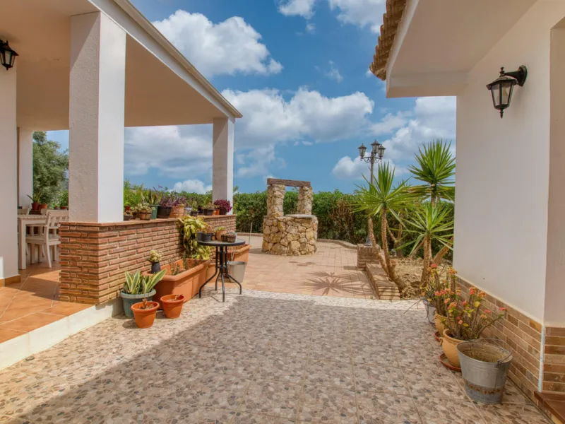 Discover your own Andalusian paradise in this magnificent estate, a haven of peace and comfort designed to enjoy life to the fullest. Set on a generous 1,574 m2 plot, surrounded by olive trees and nature, this property offers unparalleled privacy and an i
