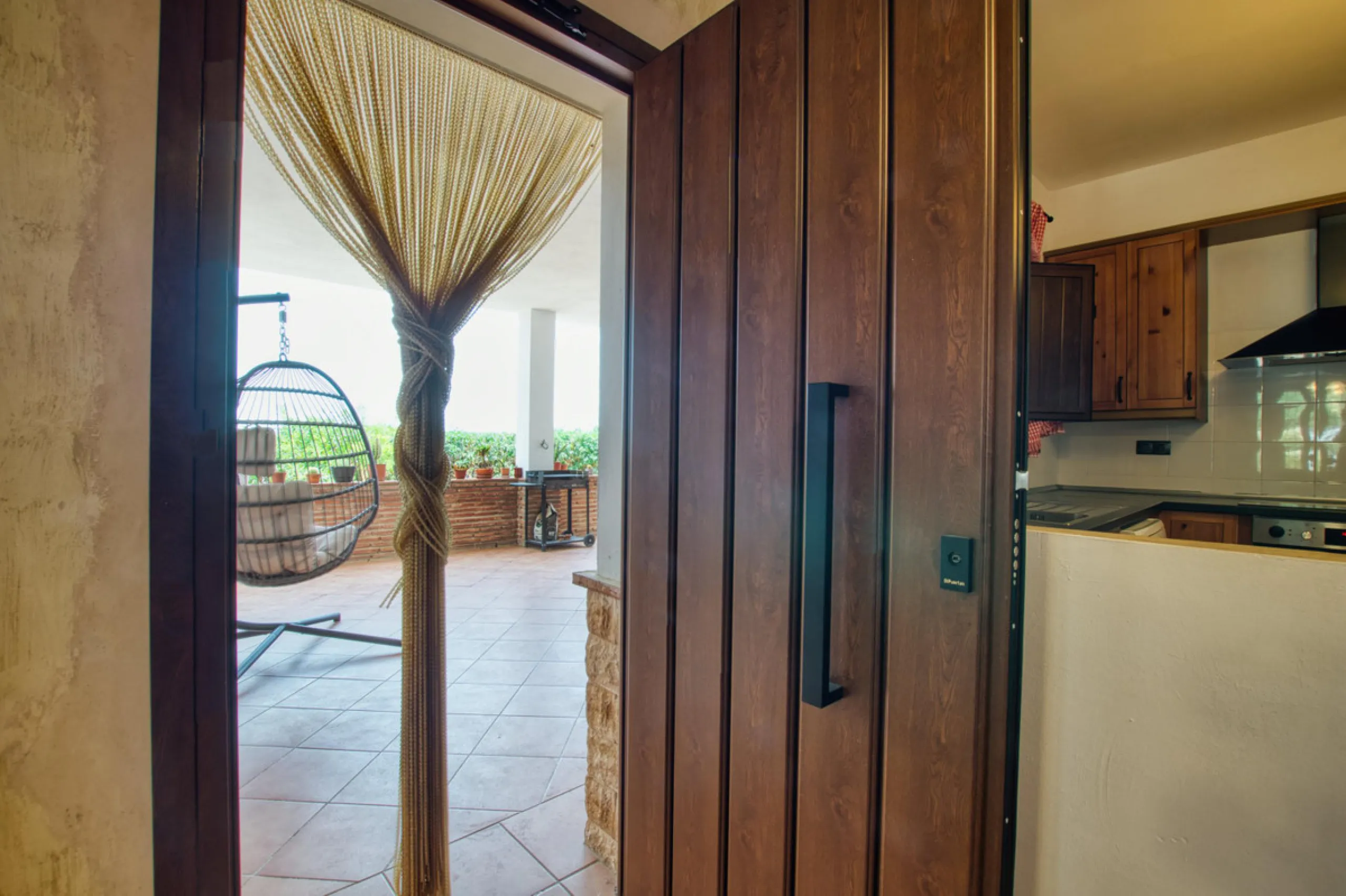 Discover your own Andalusian paradise in this magnificent estate, a haven of peace and comfort designed to enjoy life to the fullest. Set on a generous 1,574 m2 plot, surrounded by olive trees and nature, this property offers unparalleled privacy and an i