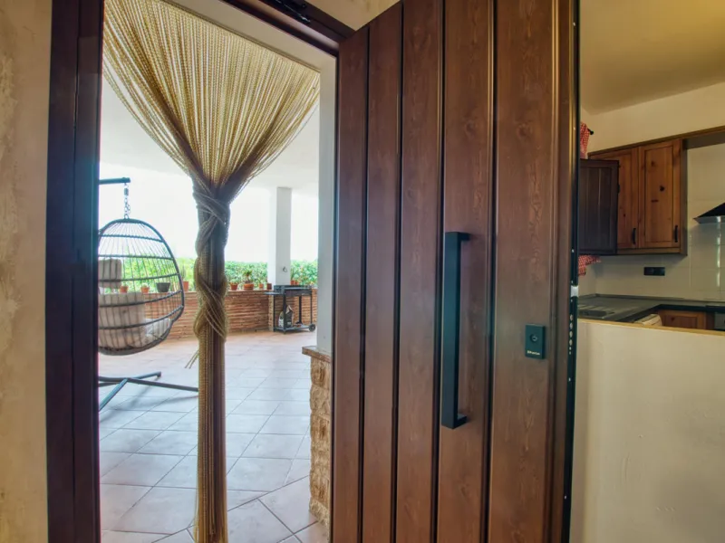 Discover your own Andalusian paradise in this magnificent estate, a haven of peace and comfort designed to enjoy life to the fullest. Set on a generous 1,574 m2 plot, surrounded by olive trees and nature, this property offers unparalleled privacy and an i
