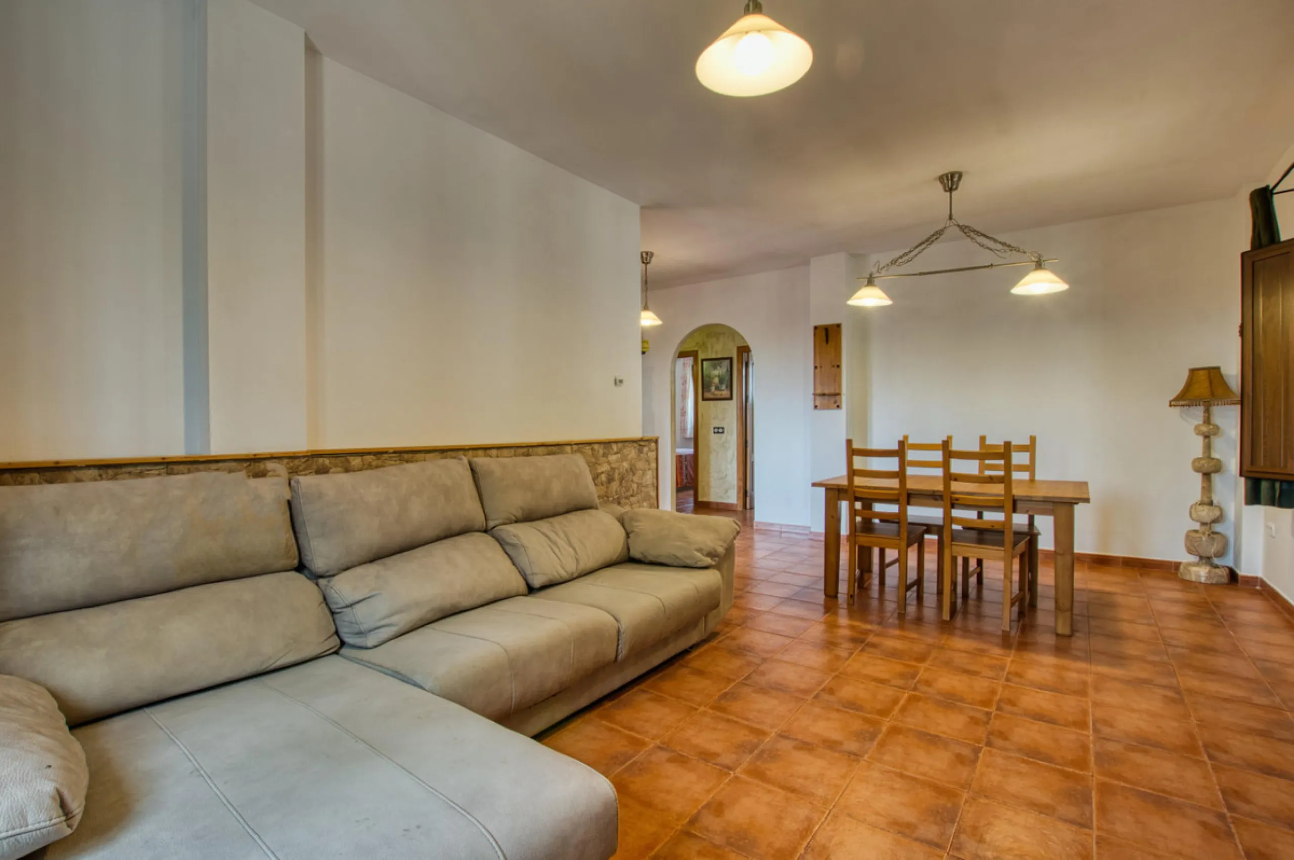 Discover your own Andalusian paradise in this magnificent estate, a haven of peace and comfort designed to enjoy life to the fullest. Set on a generous 1,574 m2 plot, surrounded by olive trees and nature, this property offers unparalleled privacy and an i
