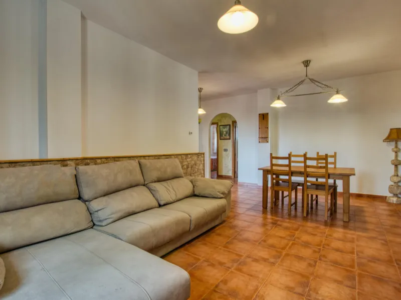 Discover your own Andalusian paradise in this magnificent estate, a haven of peace and comfort designed to enjoy life to the fullest. Set on a generous 1,574 m2 plot, surrounded by olive trees and nature, this property offers unparalleled privacy and an i